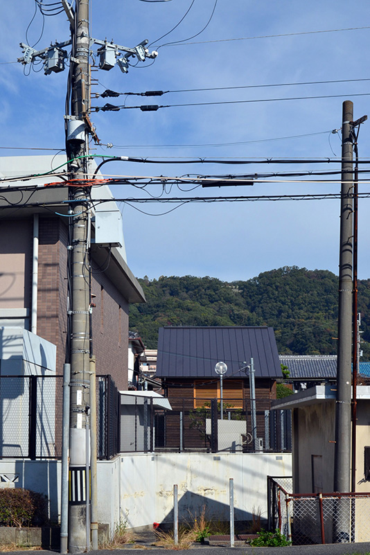 渋谷の家　ファサード　道路より大屋根を見る